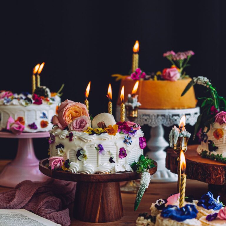 The best edible flowers for cake and how to decorate with them